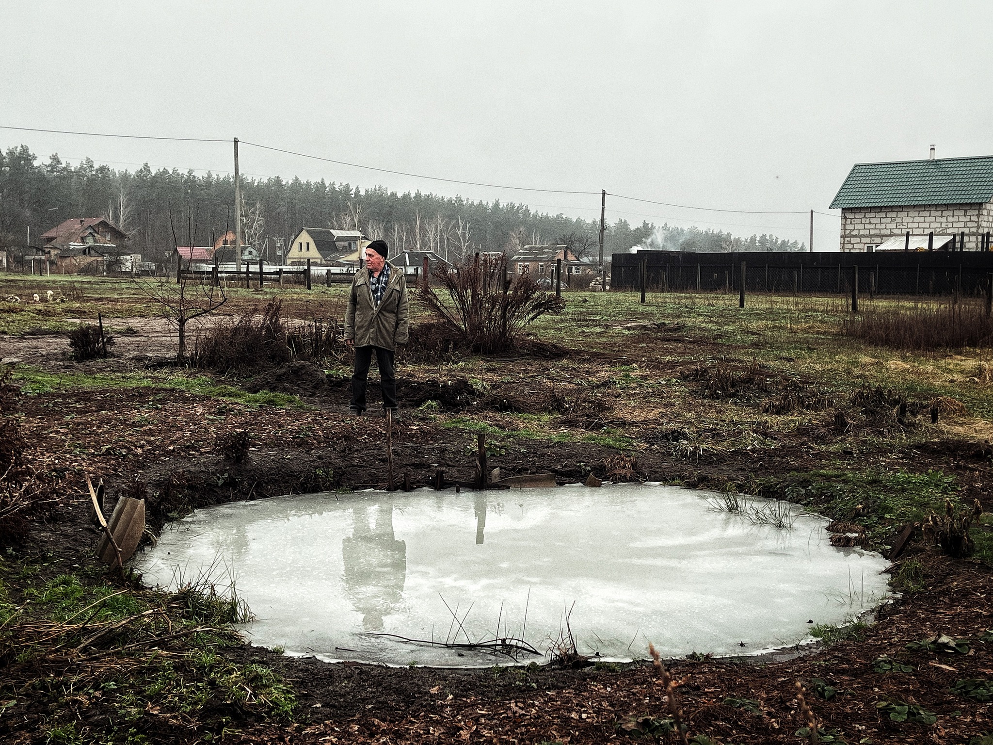 Микола біля вирви на своєму городі в селі Мощун на Київщині. Фото Марина Рощина