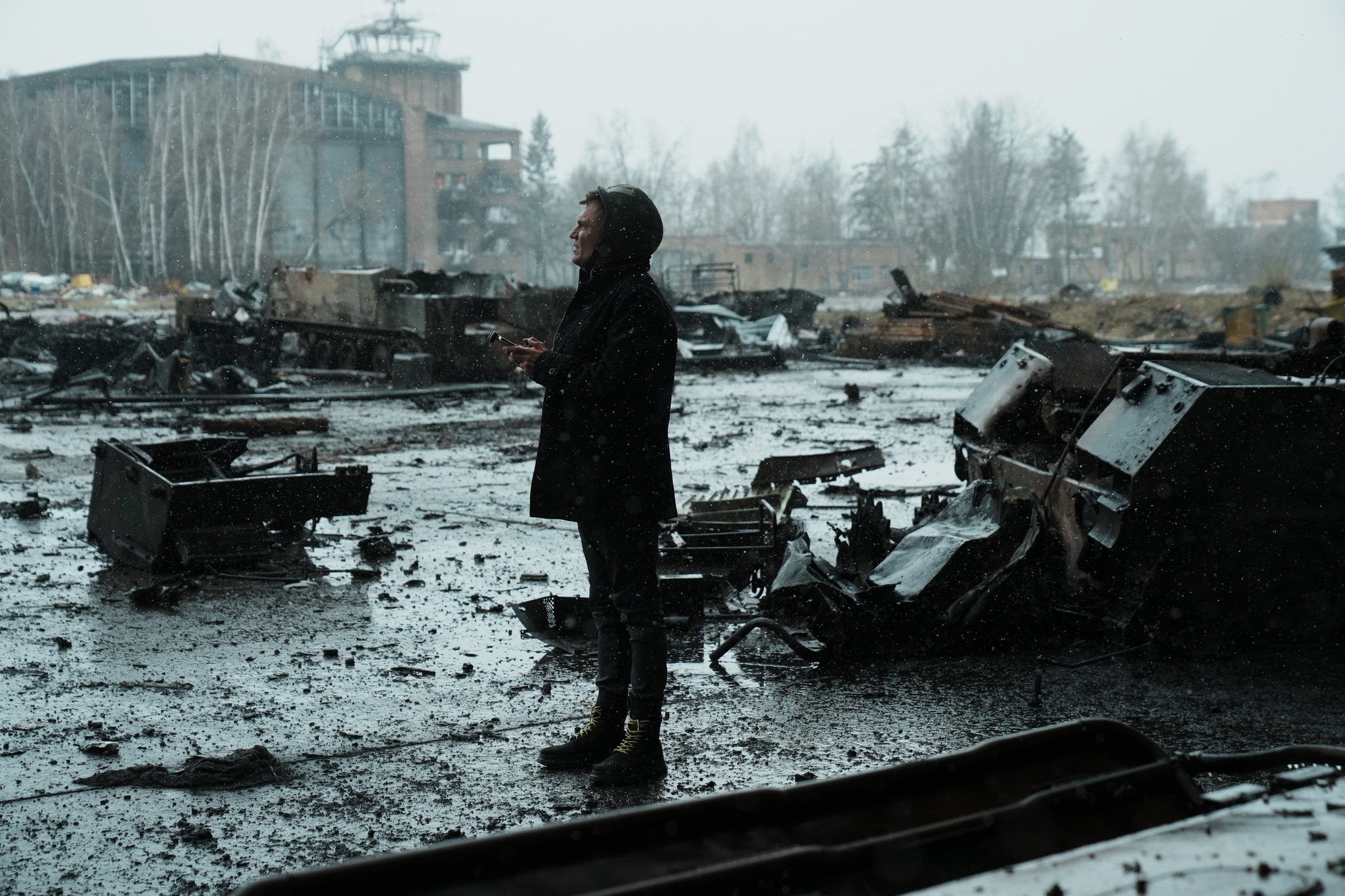 Віталій Дейнега біля знищеного росіянами літака Мрія в Гостомелі 1